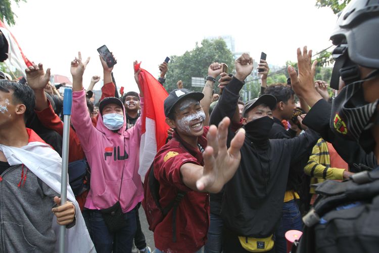 Masa dan polisi sempat damai usai kericuhan terjadi saat demonstrasi menolak UU Cipta Kerja di kawasan Istana Negara, Jakarta, Kamis (8/10/2020). Kericuhan ini mengakibatkan sejumlah fasilitas publik dibakar massa.