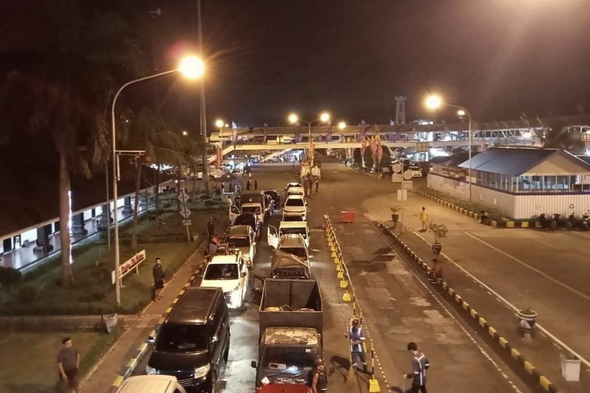 Antrean kendaraan di Pelabuhan ASDP Ketapang Banyuwangi 