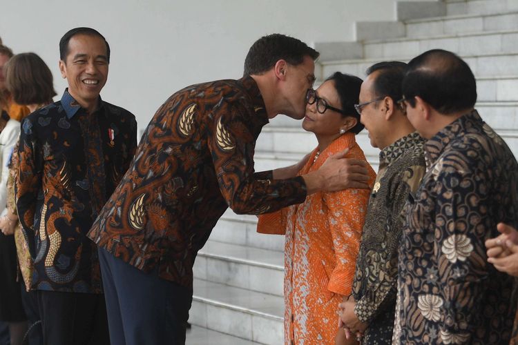 Presiden Joko Widodo (kiri) tersenyum menyaksikan PM Belanda Mark Rutte (kedua kiri) mencium Menlu Retno LP Marsudi (tengah), disaksikan Mensesneg Pratikno (kedua kanan) dan Seskab Pramono Anung (kanan) sebelum pertemuan di Istana Bogor, Jawa Barat, Senin (7/10/19). Pertemuan itu membahas kerja sama strategis antara Indonesia dan Belanda kedepan berdasarkan prinsip kemitraan komprehensif.