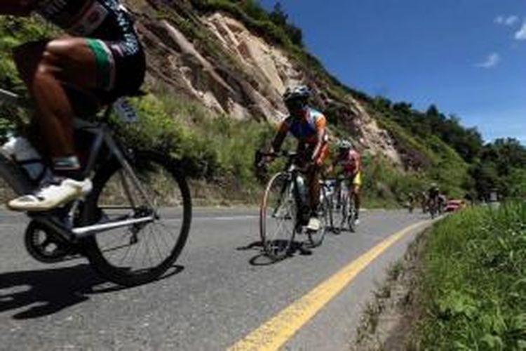 Pebalap sepeda bertanding pada etape empat Tour de Singkarak 2013 dengan rute Sijunjung-Pulau Punjung, Sumatera Barat, Rabu (5/6/2013). Pebalap dari OCBC Singapore Continental Cycling Team, Sea Keong Loh tampil sebagai juara etape tesebut.