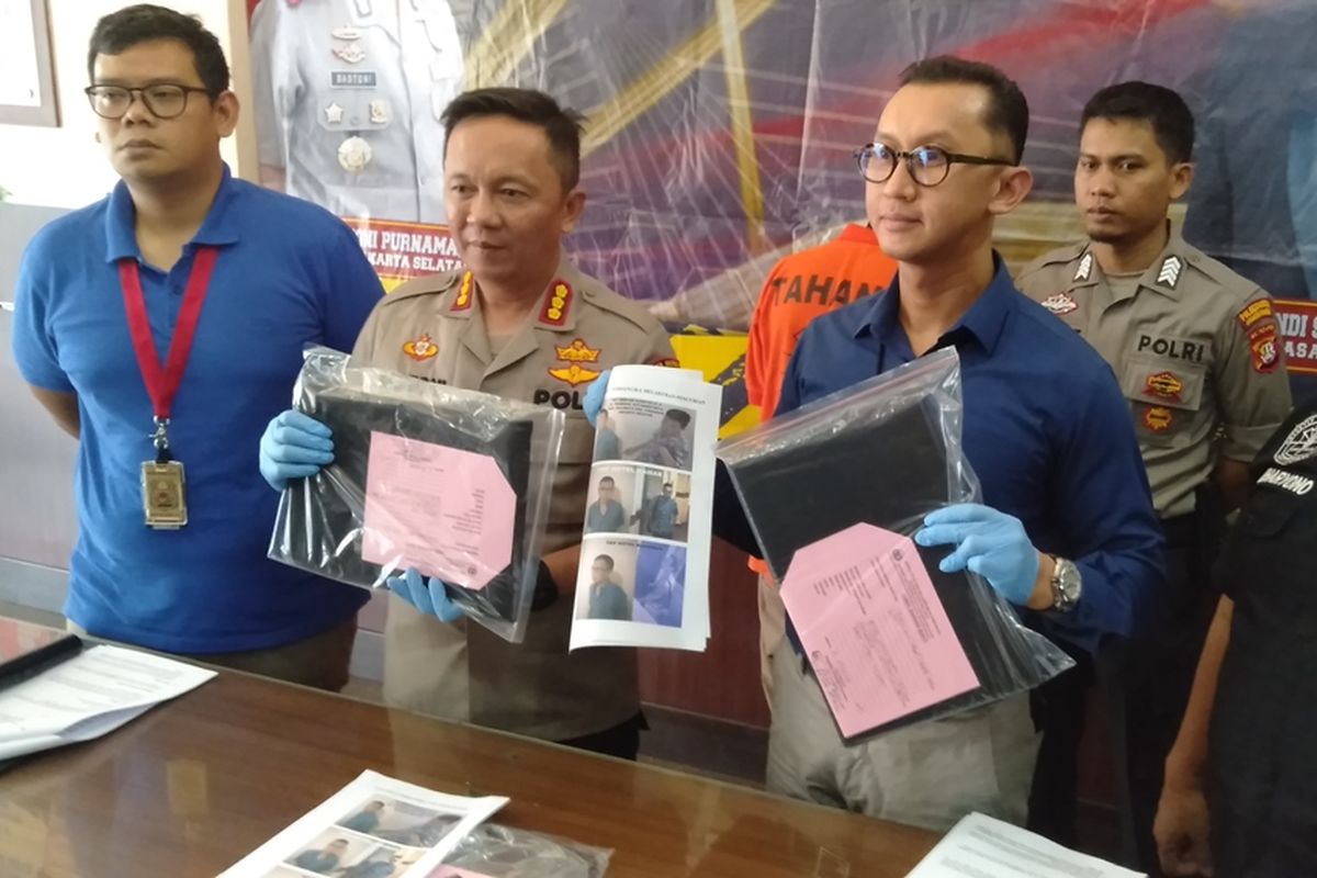 Kapolres Metro Jakarta Selatan, Komisaris Besar Bastoni Purnama (tengah) merilis kasus pencurian laptop, Selasa (5/11/2019).