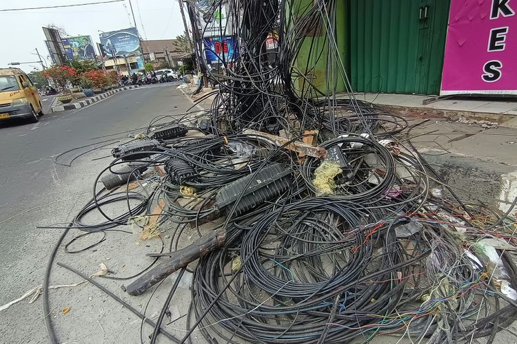 Menyusuri Trotoar 'Kabel' di Ciledug Tangerang: Mengalah ke Badan Jalan, Berdesakan dengan Kendaraan