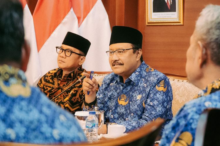 Menteri Sosial (Mensos) Saifullah Yusuf bersama Menteri Desa dan Pembangunan Daerah Tertinggal (Mendes PDT) Yandri Susanto di Kantor Kemendes, Senin (17/2/2025).