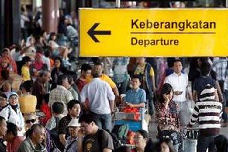 Calon penumpang memadati pintu keberangkatan Terminal 1 B Bandara Soekarno Hatta, Tangerang, Banten, Kamis (16/8/2012). 