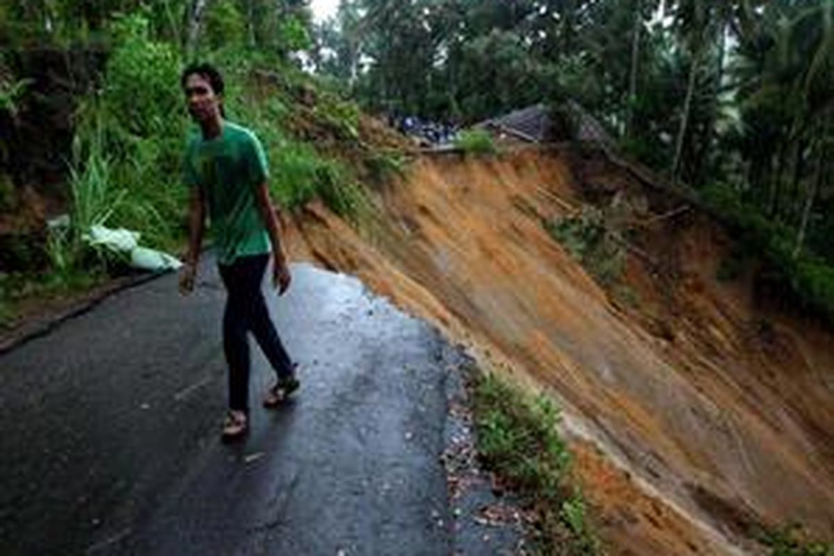 Warga terpaksa jalan kaki akibat putusnya akses jalan di Padang Alai, Kecamatan V Koto Timur, Padang Pariaman, Sumatera Barat, Minggu (4/10) karena gempa yang terjadi di Sumatera Barat, Rabu (30/9).