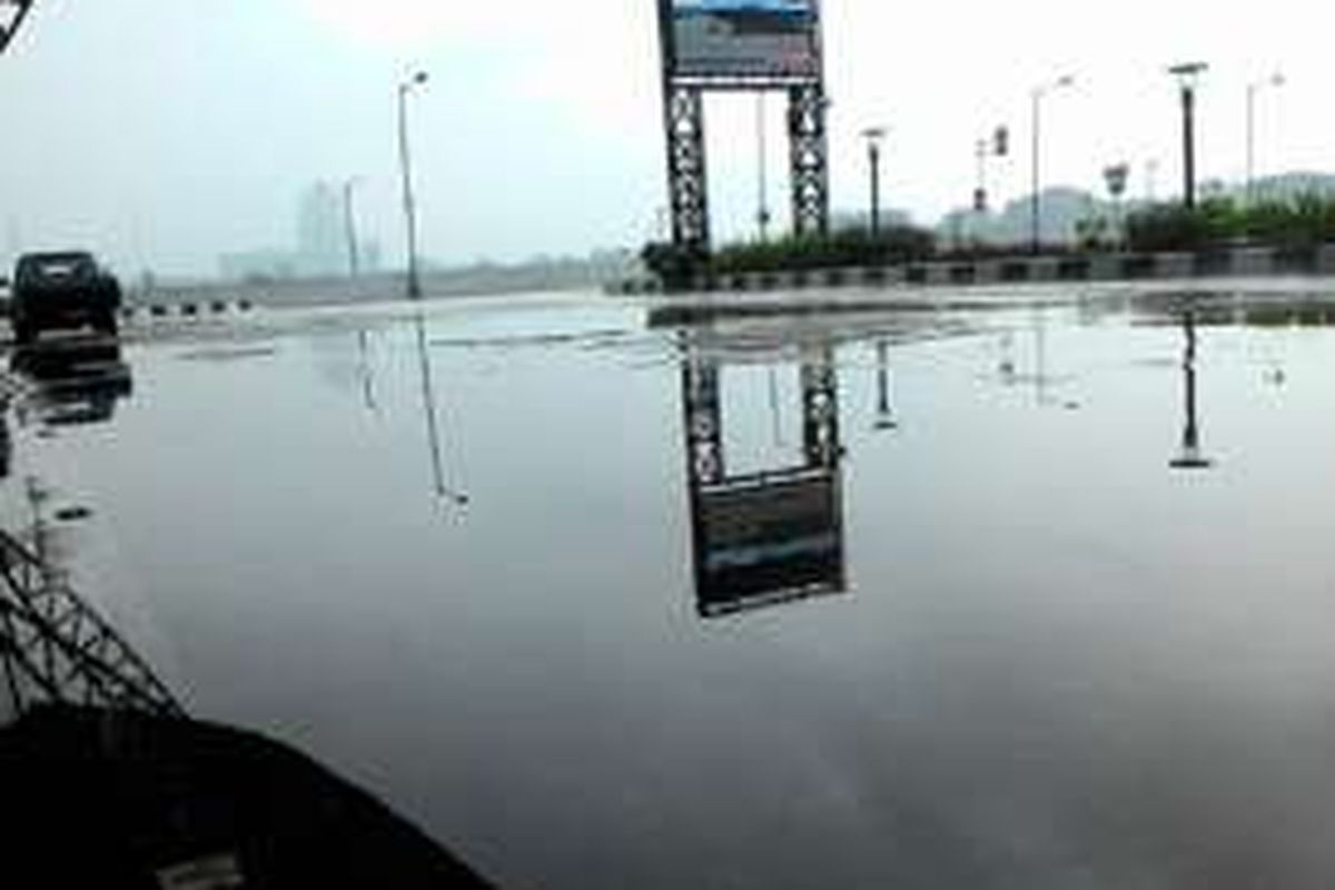 Genangan tampak di sejumlah sudut  Terminal Pulogebang, Cakung, Jakarta Timur, Senin (6/6/2016)