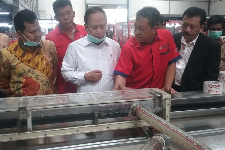 Menristekdikti (baju putih), M Nasir, saat berkunjung di PT Terryham Proplas Indonesia di Kendal. 