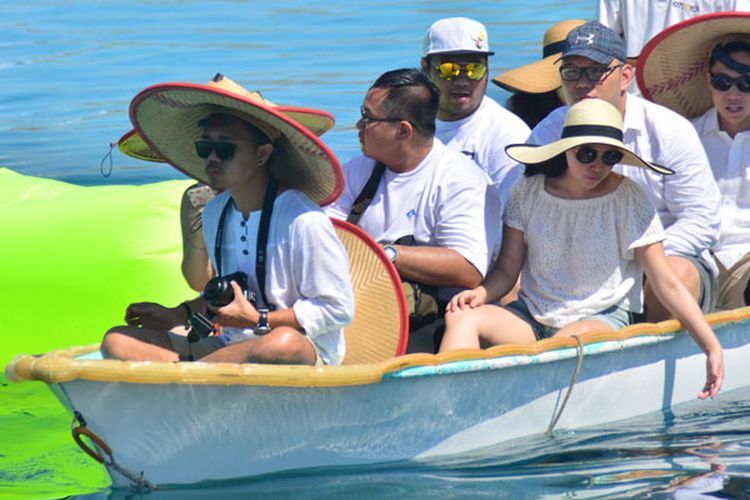 Wisatawan Nusantara berspeedboat menuju ke Pulau Kanawa sebagai salah satu tujuan wisata pantai terbaik di Manggarai Barat, NTT. Juga Pulau Kanawa sangat baik untuk menyelam dan snorkling. Pulau ini selalu dikunjungi wisatawan mancanegara dan Nusantara untuk menghabiskan liburan, Jumat (12/5/2017). 