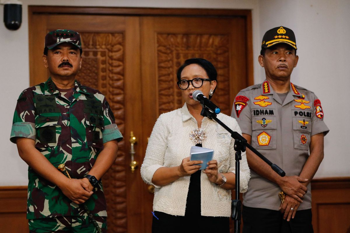 Menteri Luar Negeri Republik Indonesia, Retno Marsudi didampingi Panglima TNI, Marsekal TNI Hadi Tjahjanto dan Kapolri, Jenderal Polisi Idham Azis memberikan kata sambutan saat pelepasan tim evakuasi warga negara Indonesia yang bekerja di kapal Diamond Princess di Bandara Soekarno Hatta, Tangerang, Banten, Jumat (28/2/2020). Pemerintah mengevakuasi 68 WNI di Kapal Diamond Princess yang kini berada di Yokohama, Jepang, terkait merebaknya virus corona .