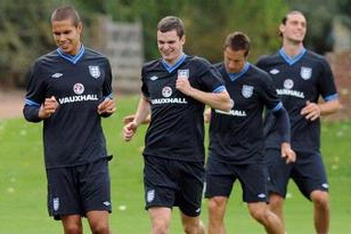 Pemain Inggris, Jack Rodwell (kiri) dan Adam Johnson (kanan), sedang berlatih bersama timnas Inggris di London Colney, St Albans, pada 13 Agustus 2012. 