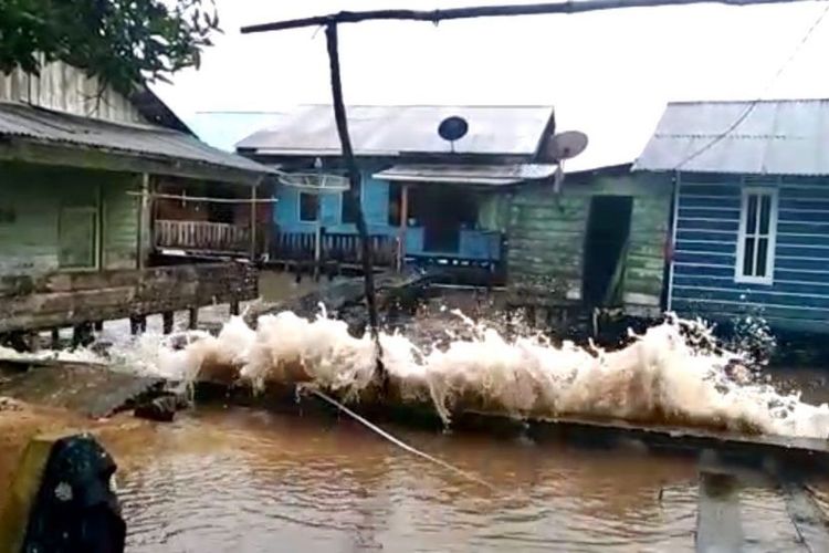 Cuaca ekstrem yang melanda Kepulauan Lingga di Provinsi Kepulauan Riau (Kebri) memang memprihatinkan.  Akibat gelombang tinggi disertai angin kencang, sejumlah rumah rusak di pantai Desa Benuba, Kecamatan Selaiyar, Lingga.