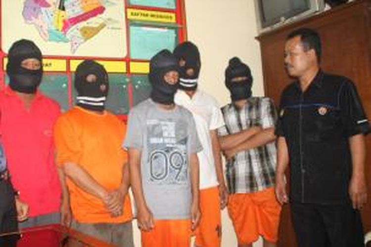 Polres Magelang Jawa Tengah menangkap para pelaku penjudian di di perbatasan Desa Menayu, Kecamatan Muntilan dan Kecamatan Mungkid, Senin (8/12/2014) pagi.
