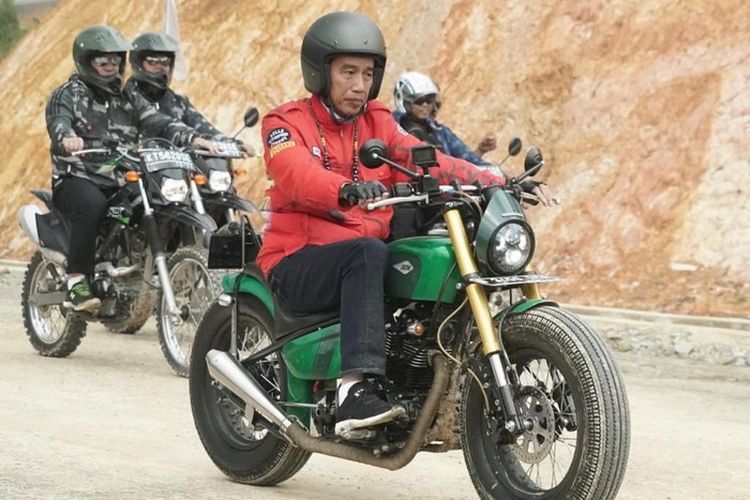 Ilustrasi Jokowi berkendara dengan sepeda motor