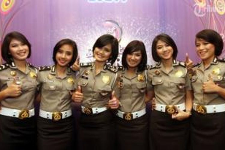 Para polisi wanita (kiri ke kanan) Bripda Esty Apriliana, Bripda Eka Rachma, Brigadir Lina, Briptu Eka Frestya, Brigadir Dara Intan, dan Bripda Inggried Febrian Charlotte mewakili NTMC dan Korlantas Polri yang terpilih sebagai pemenang untuk kategori Penonton dan Komunitas Terdahsyat pada acara Dahsyatnya Awards 2014, di Hall D JIExpo, Kemayoran, Jakarta Pusat, Selasa (21/1/2014) malam. Dahsyatnya Awards kali ini mengambil tema 'Dahsyatnya Cinta Indonesia'.