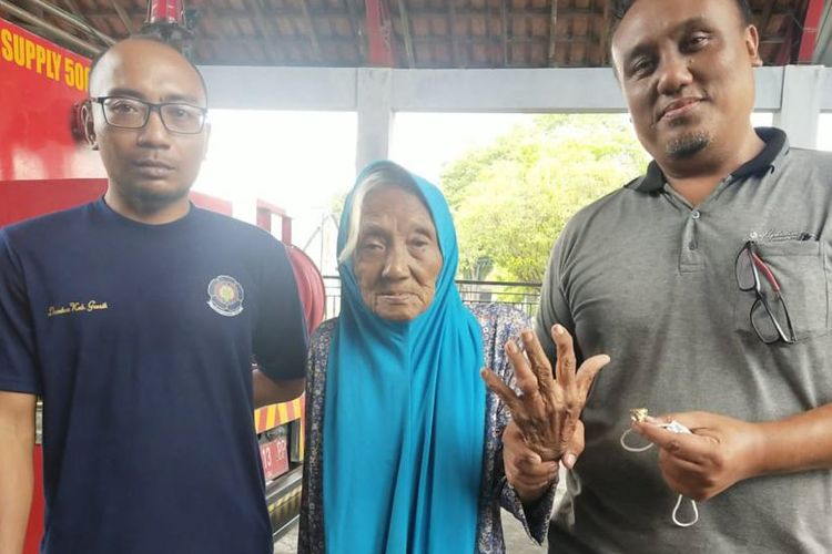 Nenek Sumiati (tengah) menunjukkan jarinya usai petugas Damkarla Gresik berhasil melepaskan cincin yang melingkar, Senin (23/1/2023).