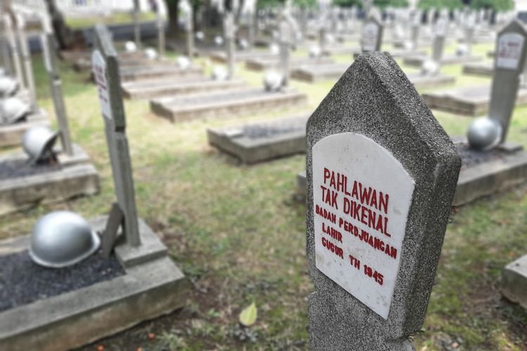 Salah satu makam pahlawan tak dikenal di Taman Makam Pahlawan Kalibata, Jakarta. Gambar diambil pada Minggu (8/11/2020).