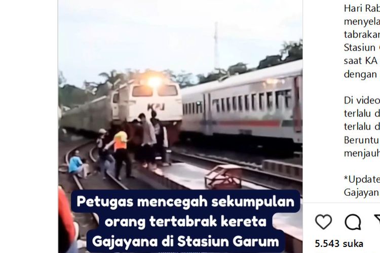 Tangkapan layar video petugas tarik sekumpulan orang di peron stasiun karena hampir tertabrak kereta api (KA) Gajayana, viral di media sosial.