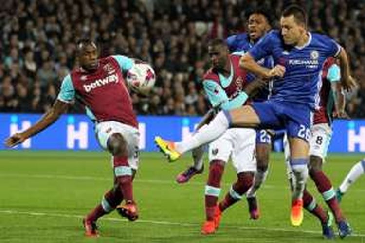 John Terry kembali bermain membela Chelsea pada laga kontra West Ham seusai sembuh dari cedera, Rabu (26/10/2016).
