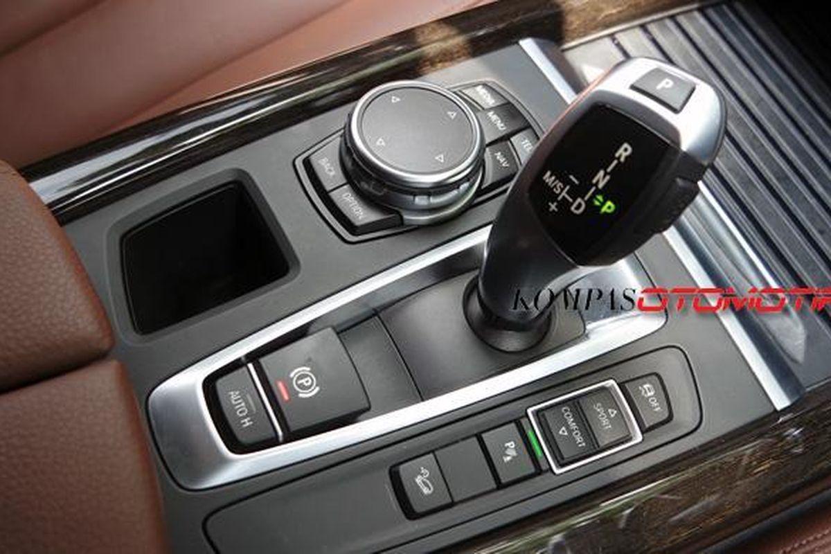 Tuas transmisi 8-percepatan Steptronic dan panel kontrol pada BMW All-New X5.