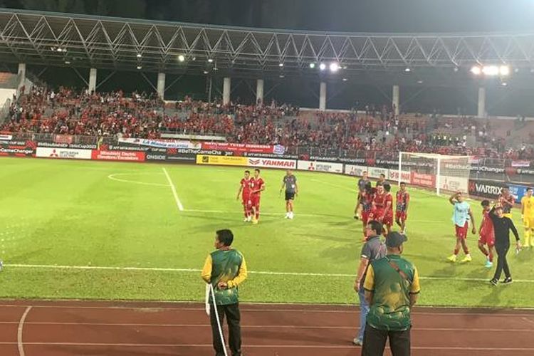 Skuad timnas Indonesia saat tengah memberikan penghormatan kepada suporter seusai memetik kemenangan mencolok 7-0 atas Brunei Darussalam dalam penyisihan Grup A Piala AFF 2022 di Stadion Kuala Lumpur, Malaysia, Senin (26/12/2022).