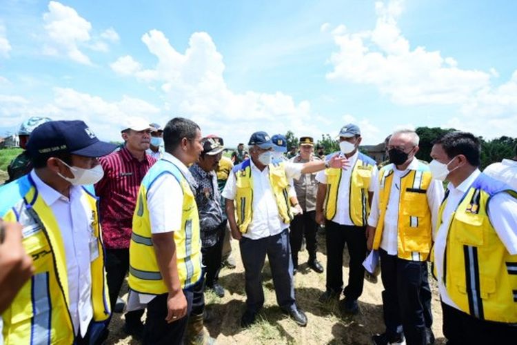 Menteri PUPR Basuki Hadimuljono didampingi Anggota Komisi V DPR RI Sudewo meninjau langsung lokasi banjir yang menggenangi beberapa wilayah di Kudus, Jepara, dan Pati, pada Kamis (12/01/2023).