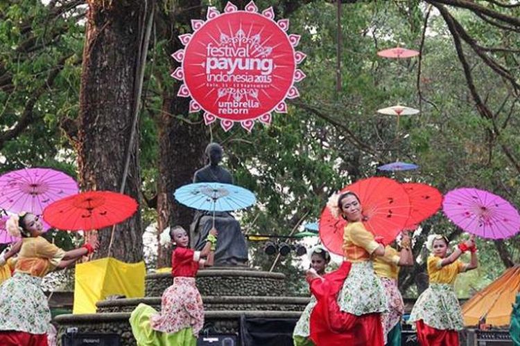 Para penari dari Sanggar Kembang Lawu Karanganyar, Jawa Tengah, membawakan tarian Ayunan Payung dalam pembukaan Festival Payung Indonesia II 2015 di Taman Balekambang, Solo, Jawa Tengah, Jumat (11/9/2015). Festival yang digelar pada Jumat-Minggu (11-13/9) ini diharapkan turut melestarikan kerajinan payung tradisional Indonesia.