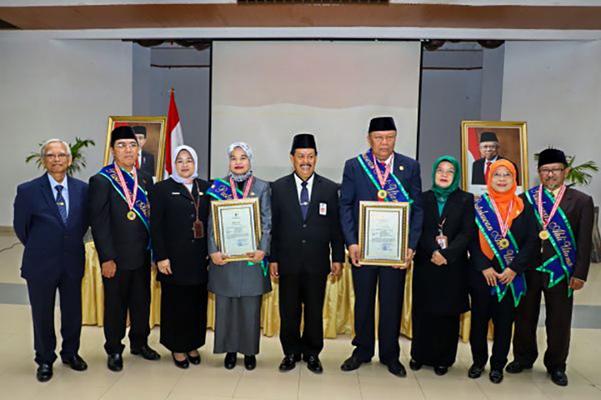 Kepala Perpustakaan Nasional, Muhammad Syarif Bando foto bersama Pustakawan Ahli Utama, yaitu Titiek Kismiyati (Perpustakaan Nasional RI) dan Sudjono di Aula Perpustakaan Nasional RI, Salemba, Senin (2/12/2019).