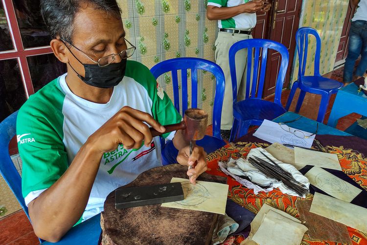 Proses pembuatan wayang kulit.