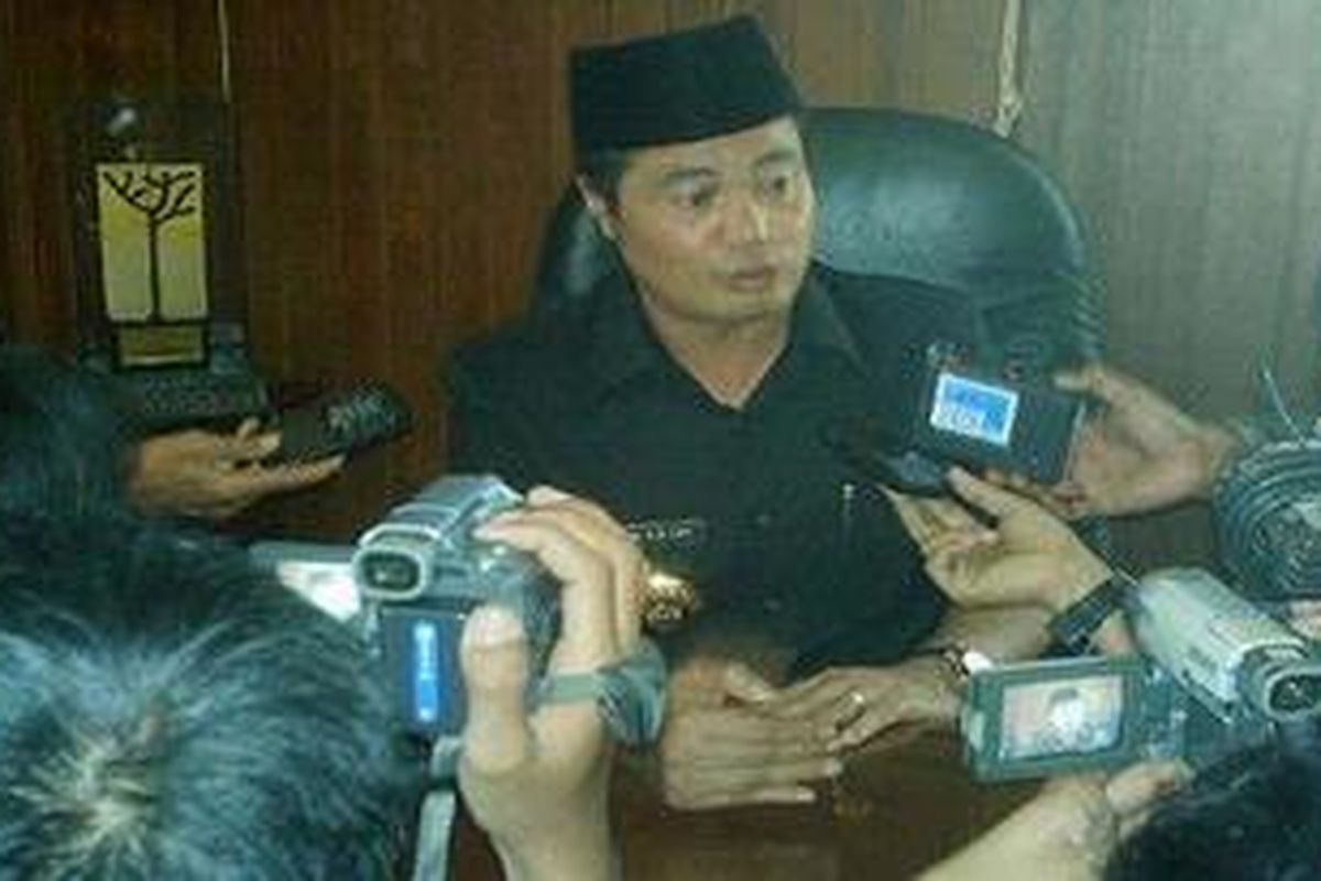 Bupati Garut Aceng HM Fikri saat jumpa pers di kediamannya,di Pamengkang,Jumat (8/7/2011).