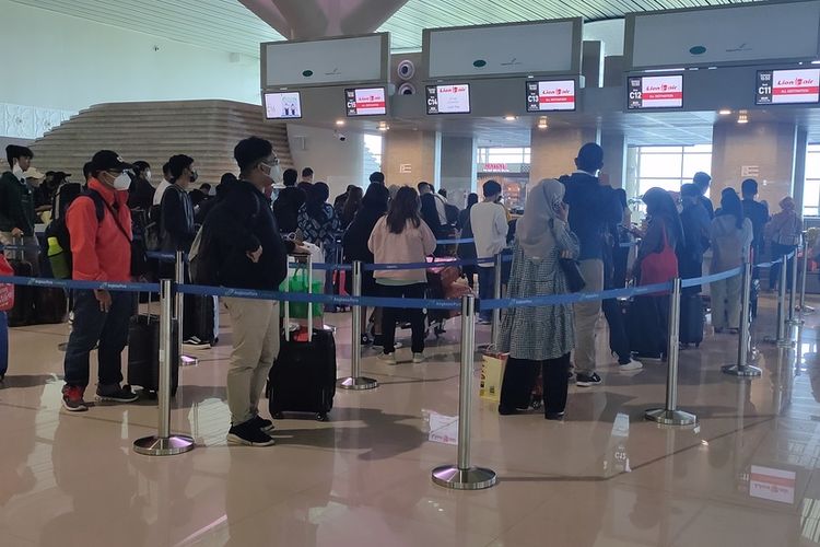 Suasana check in Bandar Udara Yogyakarta International Airport (YIA) di Kabupaten Kulon Progo, Daerah Istimewa Yogyakarta. Jumlah penumpang meningkat di musim Lebaran 2022 kali ini.