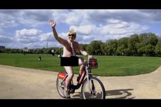Politisi Inggris Ini Bersepeda Sambil Telanjang untuk Kampanye Amal