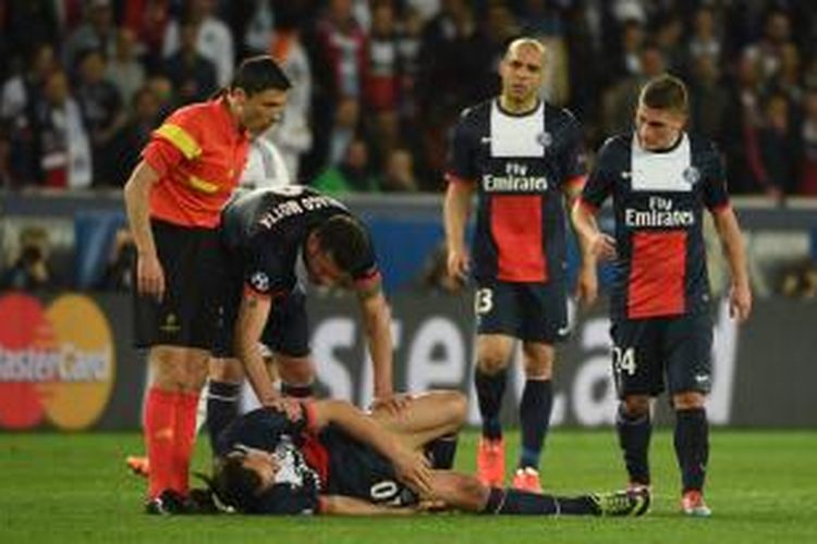 Striker Paris Saint-Germain, Zlatan Ibrahimovic (tengah), tergeletak di lapangan karena mengalami cedera paha saat melawan Chelsea pada leg pertama babak perempat final Liga Champions, Rabu (2/4/2014).