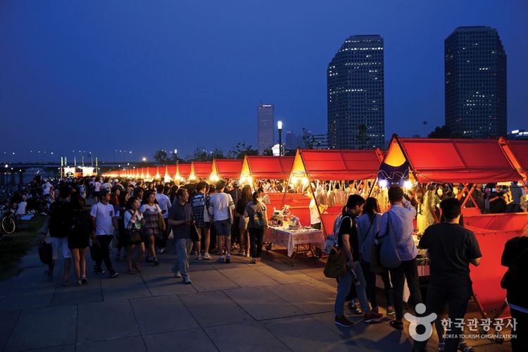 Seoul Bamdokkaebi Night Market adalah pasar malam di Seoul yang menjual aneka makanan dan aksesoris.