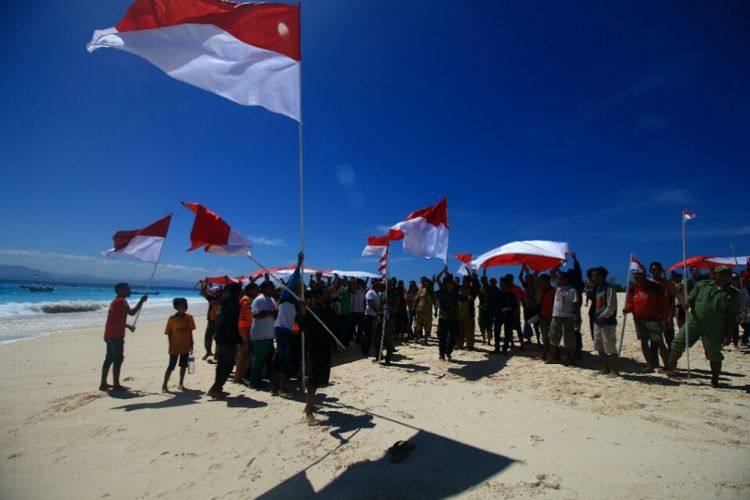 Warga Pulau Salura, Kecamatan Sumba Timur, Nusa Tenggara Timur (NTT), yang berbatasan dengan Negara Australia, saat menggelar upacara bendera untuk pertama kalinya di wilayah mereka