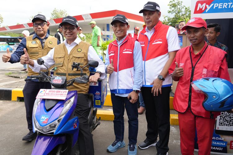 Wakil Menteri (Wamen) Energi dan Sumber Daya Mineral (ESDM) Yuliot Tanjung bersama Sekretaris Badan Pengatur Hilir Minyak dan Gas Bumi (BPH Migas) Patuan Alfon S  saat mengunjungi Stasiun Pengisian Bahan Bakar Umum (SPBU) 4151203 Rest Area KM 379A Batang dan SPBU 4150201 Ahmad Yani Semarang, Jumat (20/12/2024). 