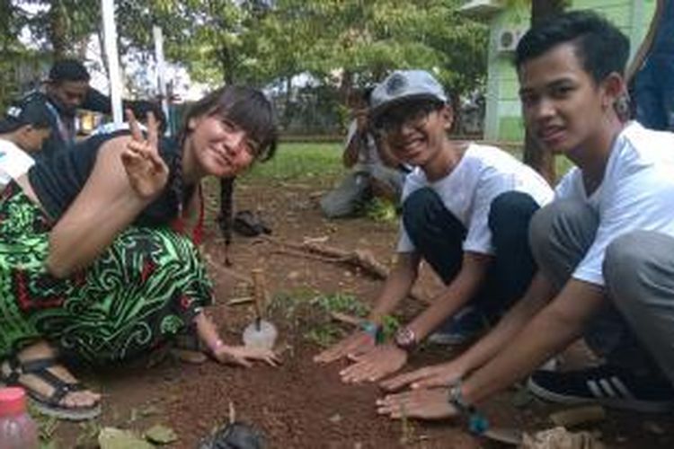 Vokalis grup folk Stars & Rabbit, Elda Suryani, diabadikan ketika ikut ambil bagian dalam acara menanam pohon yang digelar pihak penyelenggara MonkeyLada Fest bekerjasama dengan Jakarta Green Monster di Taman Krida Loka, Senayan, Jakarta Pusat, Sabtu (28/11/2015).