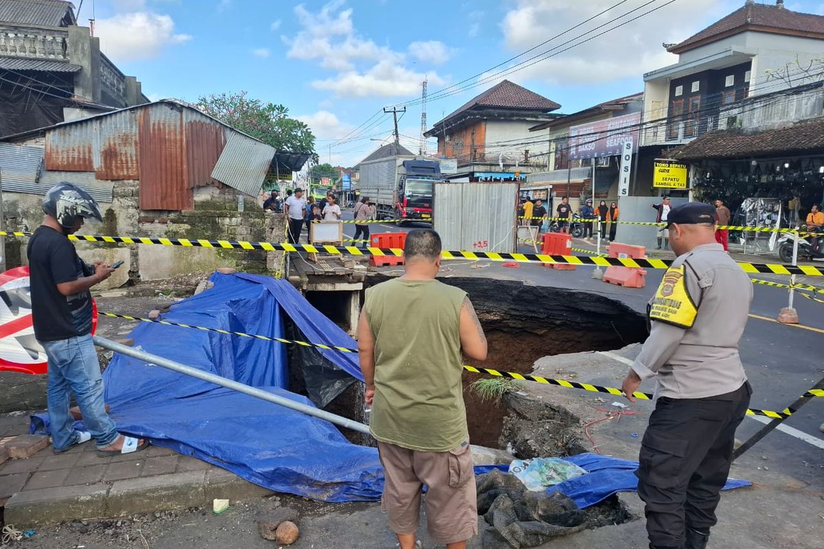 Jalan di Desa Bajera, Kecamatan Selemadeg, Kabupaten Tabanan, Provinsi Bali, yang merupakan jalur utama Denpasar-Gilimanuk ambles, Senin (7/7/2025).