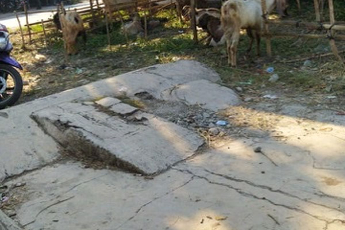 Pedagang lapak Syamsul di Jalan Ratna, Jatibening, Bekasi, Senin (27/7/2020).