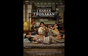 1 Kakak 7 Ponakan mengisahkan kehidupan Moko, seorang arsitek muda yang sedang berjuang yang diperankan oleh Chicco Kurniawan.