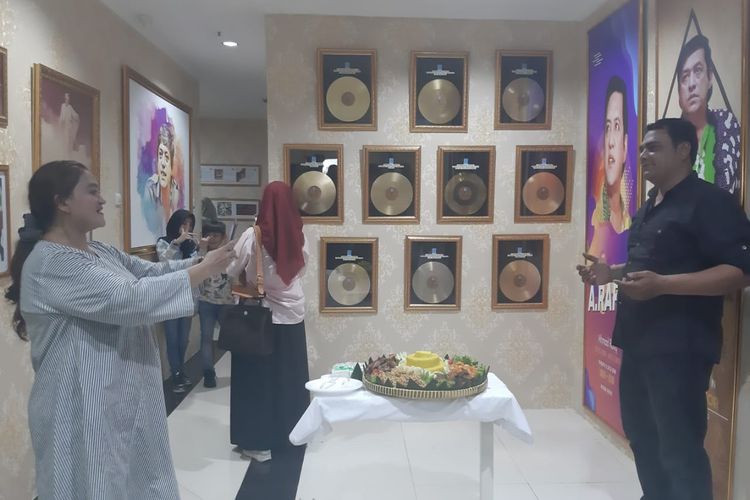 Pengunjung sedang berfoto di dalam museum ARafiq