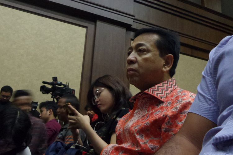 Setya Novanto duduk di kursi pengunjung sidang di Gedung Pengadilan Tipikor Jakarta, Kamis (25/1/2018).