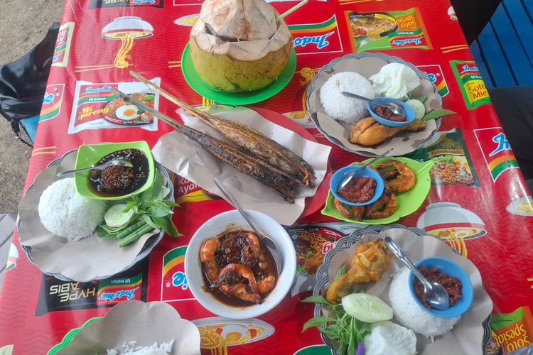 Kuliner di Pantai Tambakrejo, Blitar.