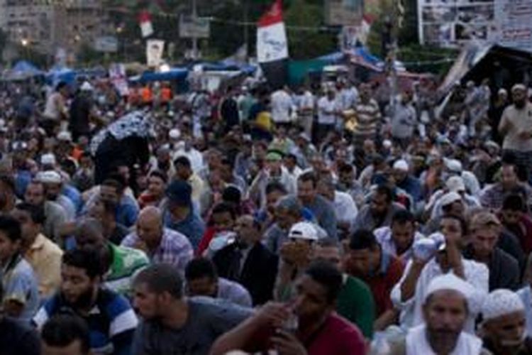 Pendukung Morsi berbuka puasa di tengah aksi duduk di masjid Rabba al Adweya, Kairo.