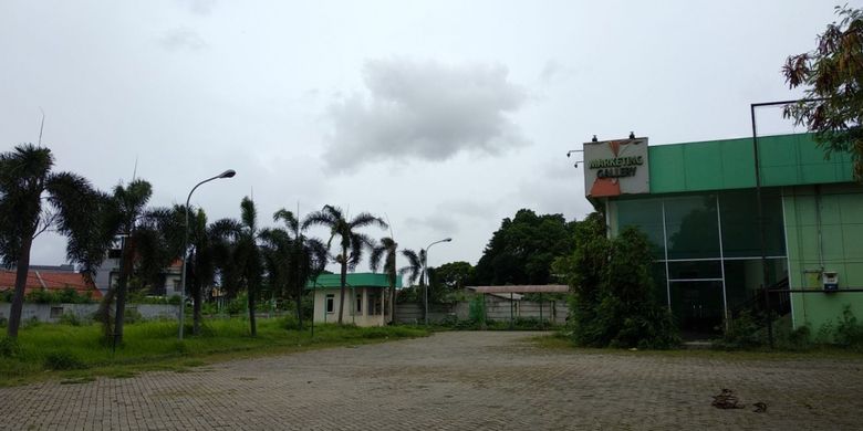 Kondisi lahan yang akan dibangun Apartemen Pondok Kepala Village di Pondok Kelapa, Jakarta Timur. Foto diambil pada Senin (27/11/2017). Rencana pembangunan apartemen tersebut mangkrak sejak 2013.