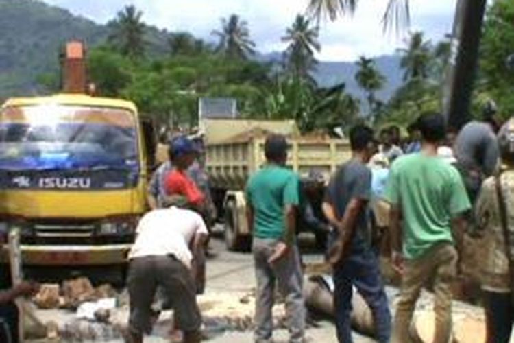 Setelah sempat terputus akibat jembatan Binuang Ambrol, kamis (12/12/2013) pagi jembatan yang menghubungkan wilaya sulawesi barat dna sulawesi selatan ini akhirnya bisa dilalui kamis sore tadi. Warga membangun jembnatan darurat dnegan cara menafaatkan batang kelapa untuk menutup jalan ambrol agar bisa dilalui kiendaraan.