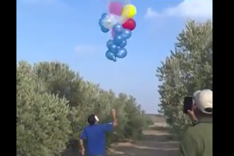 Sebelumnya pada hari itu, media Palestina menerbitkan foto-foto militan yang sedang mempersiapkan balon semacam itu untuk diluncurkan ke Israel pada Selasa (15/6/2021).