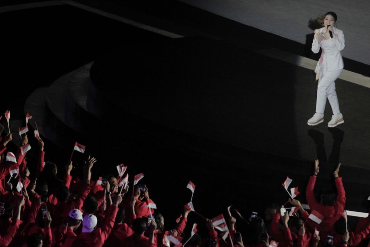 Penyanyi Via Vallen tampil menyanyikan lagu berjudul Meraih Bintang pada Upacara Pembukaan Asian Games 2018 di Stadion Utama GBK, Senayan, Jakarta, Sabtu (18/8). INASGOC/Ridhwan Siregar/Spt/18