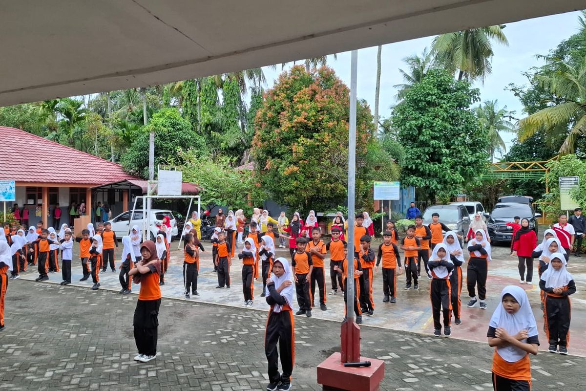 Para siswa mengikuti senam empat pilar gizi seimbang sebagai bagian dari program JAPFA for Kids.