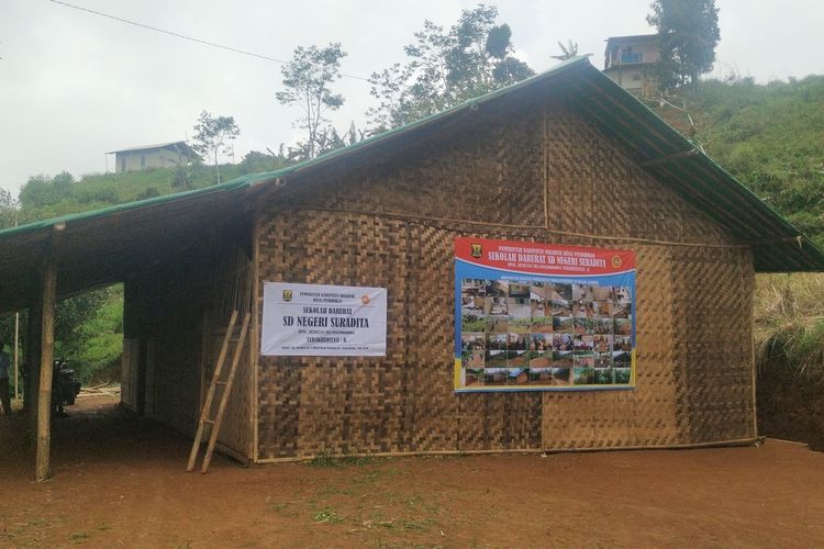 Bangunan sekolah darurat SD Negeri di Dusun Suradita, Desa Ciengang, Kecamatan Gegerbitung, Sukabumi, Jawa Barat, Senin (9/1/2023).