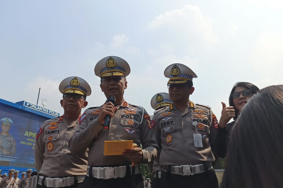 Kakorlantas Polri Aan Suhanan  (di depan mic) di gedung Korlantas Polri, Pancoran, Jakarta Selatan, Kamis (9/5/2024). 